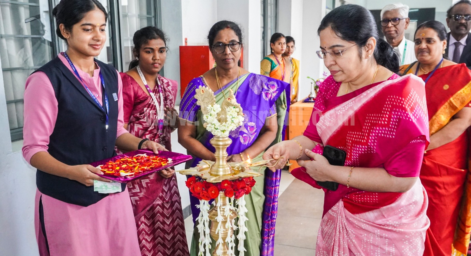 டிப்ளோமா நர்சிங் பயிலும் மாணவ, மாணவியர்களுக்கான விளக்கேற்றும் விழா