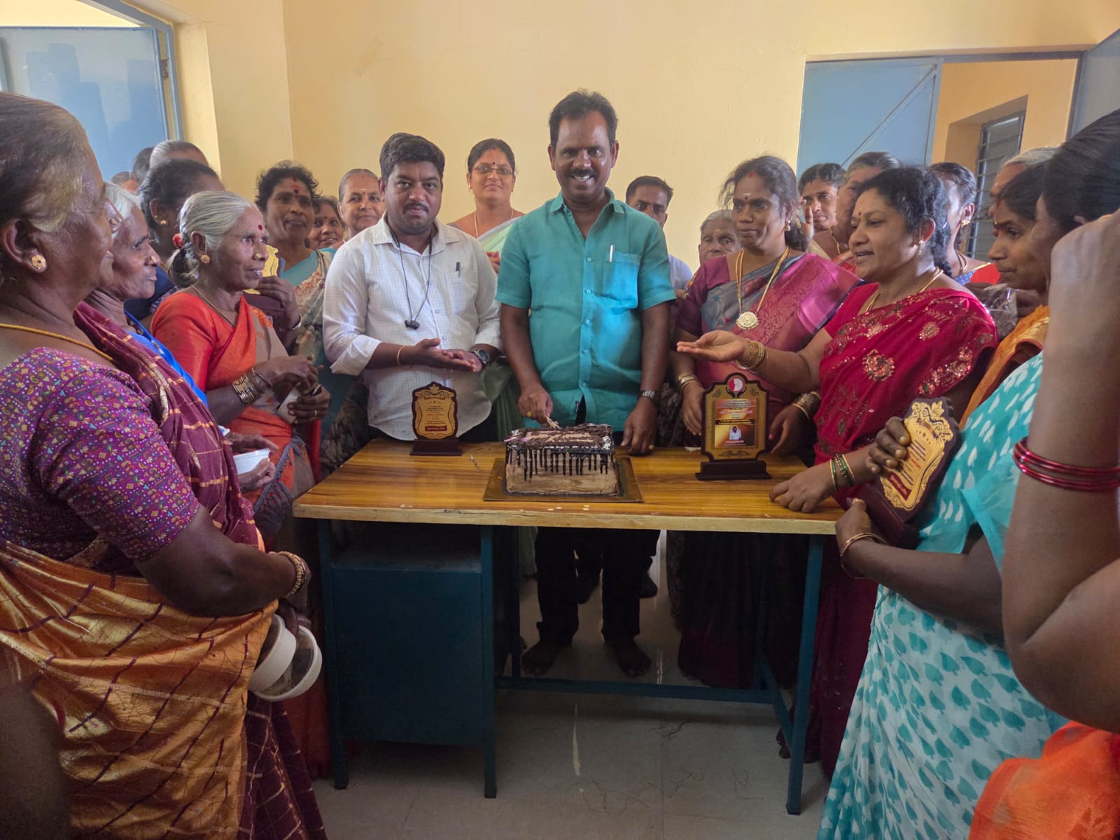 உலக மகளிர் தினத்தை முன்னிட்டு திருப்பத்தூர் மாவட்டம் அம்பலூர் ஊராட்சியில் அனைத்து மகளிர் கூட்டமைப்பு ...