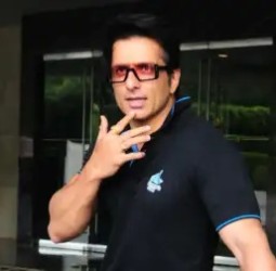 துபாயில் சிக்கித் தவிப்போருக்கு நிபந்தனையற்ற உதவி - நடிகர் சோனு சூட் அறிவிப்பு!